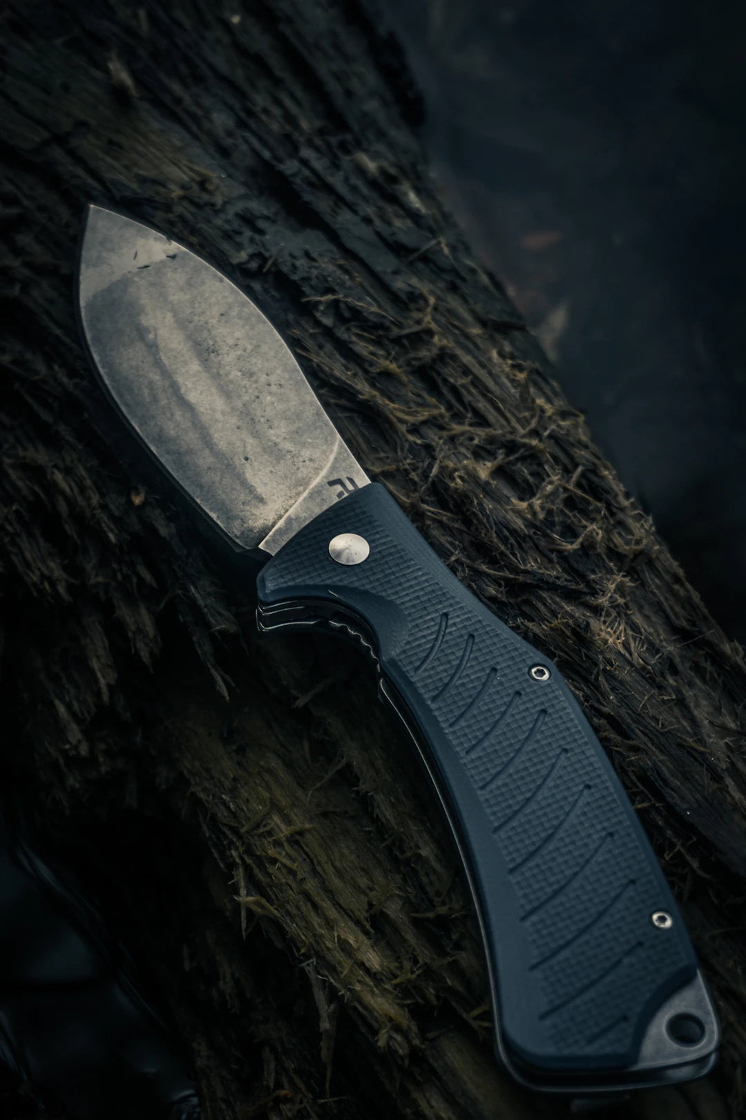 Foldable vs. Fixed Blade Knives: Choosing the Right Companion for Your Adventure