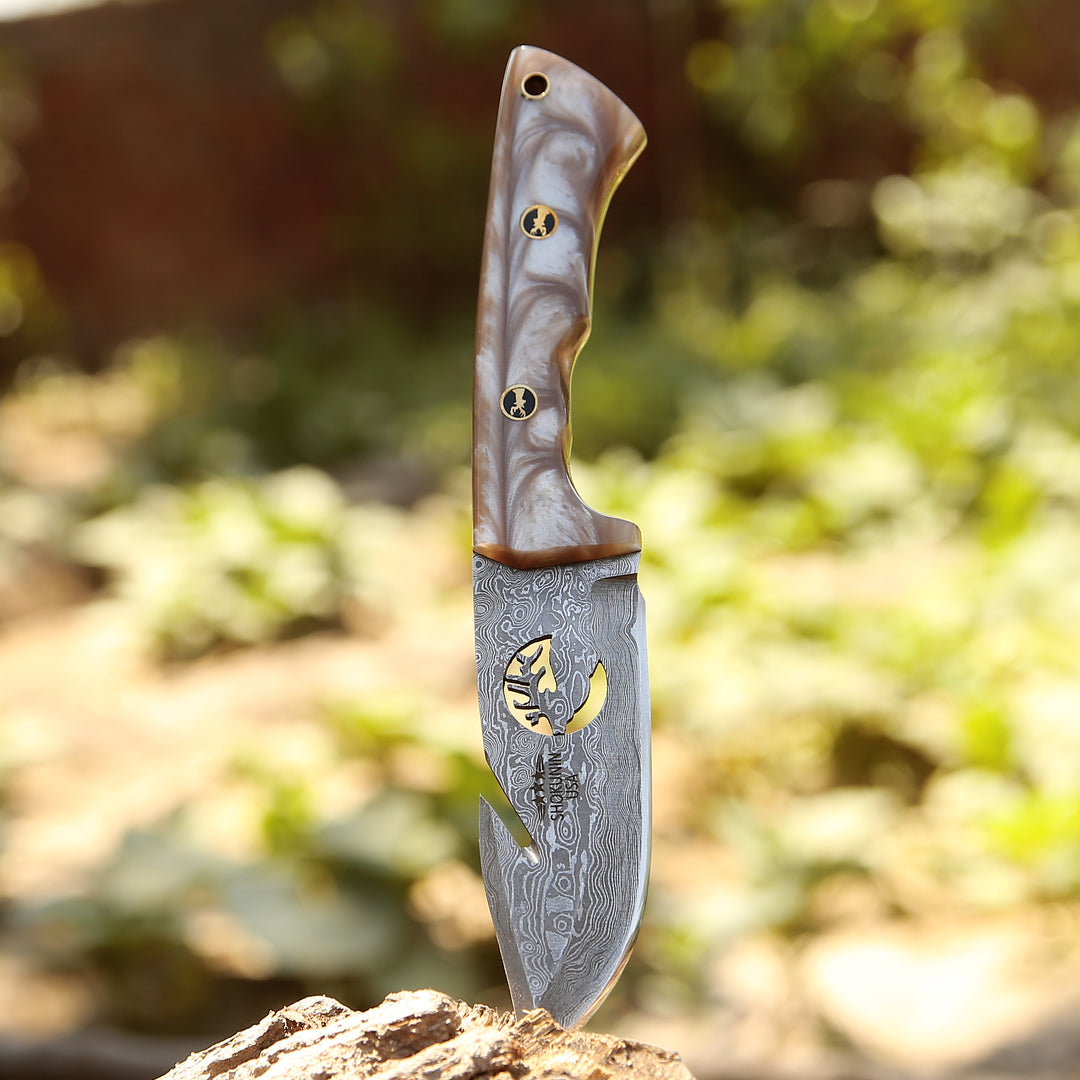Cuchillo de caza Fusion Damascus con mango de cuero apilado